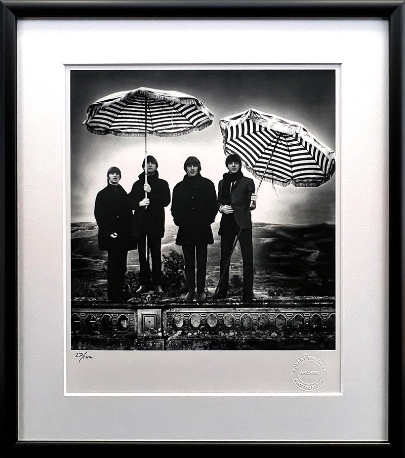 写真額「ビートルズ - アンブレラ - スコットランド、パースシャー - 1964年」【オリジナル・プリント／ロバート・ウィテカー・フォトグラフィーのエンボス入り】