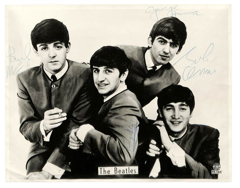 60年代のプロモーション写真に書かれたジョン・レノン、ジョージ・ハリスン、ポール・マッカートニーの直筆サイン（アウトレット）