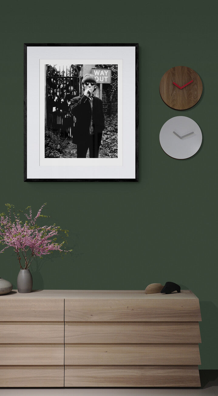 写真「ジョージ・ハリスン - ウェイ・アウト - ロンドン、チズウィック・ハウス・アンド・ガーデンズ - 1966年」【オリジナル・プリント／ロバート・ウィテカー・フォトグラフィーのエンボス入り】