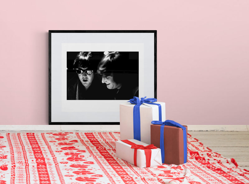 写真「ジョン・レノン、ポール・マッカートニー - クリスマス・メッセージ - マーキー・スタジオ、ロンドン - 1965年」【オリジナル・プリント／ロバート・ウィテカー・フォトグラフィーのエンボス入り】