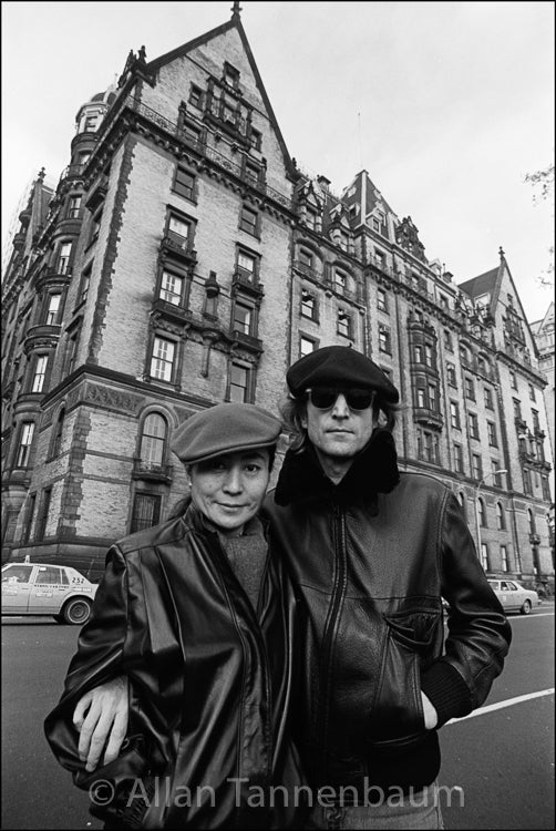 ジョン・レノンとオノ・ヨーコ - ダコタ・ハウス、NYC - 1980年」【写真家 アラン・タネンバウムのサイン入り】