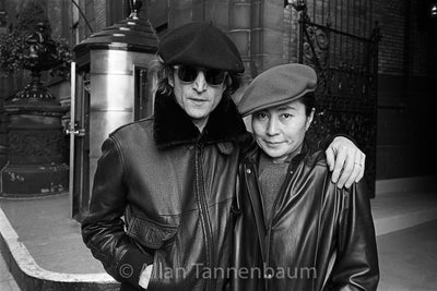 ジョン・レノンとオノ・ヨーコ - ダコタ・ハウス、NYC - 1980年」【写真家 アラン・タネンバウムのサイン入り】