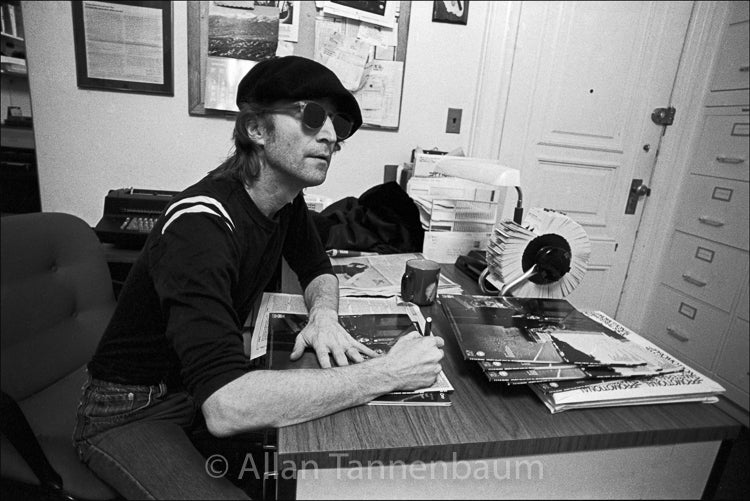 ジョン・レノン - スタジオ・ワン、NYC - 1980年」【写真家 アラン・タネンバウムのサイン入り】