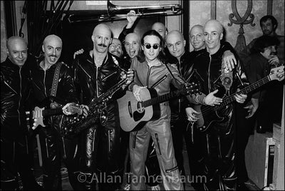 ラスト・ライヴの舞台裏にて - ジョン・レノンとBOMF - ヒルトン・ホテル、NYC - 1975年」【写真家 アラン・タネンバウムのサイン入り】