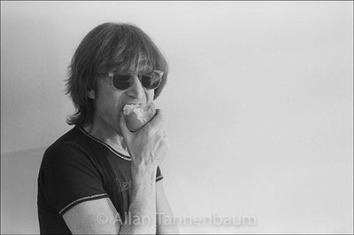 りんごをかじるジョン・レノン - ソーホー・ギャラリー、NYC - 1980年」【写真家 アラン・タネンバウムのサイン入り】