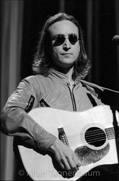 ギターを弾くジョン・レノン - ヒルトン・ホテル、NYC - 1975年」【写真家 アラン・タネンバウムのサイン入り】