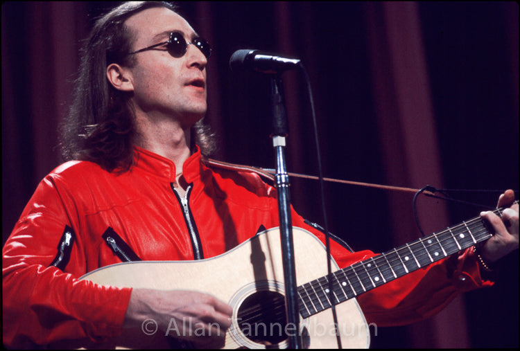 ギターを弾くジョン・レノン - ヒルトン・ホテル、NYC - 1975年」【写真家 アラン・タネンバウムのサイン入り】