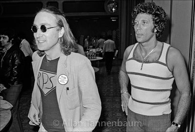 ジョン・レノンとトム・ジョーンズ - ヒルトン・ホテル、NYC - 1975年」【写真家 アラン・タネンバウムのサイン入り】