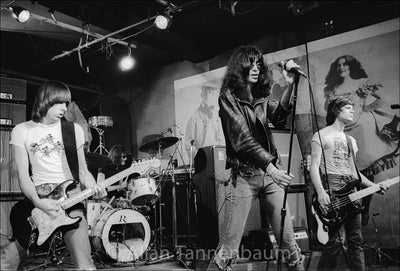 ラモーンズ - CBGB、NYC - 1977年」【写真家 アラン・タネンバウムのサイン入り】