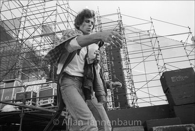 キース・リチャーズ - JFKスタジアム、フィラデルフィア - 1981年」【写真家 アラン・タネンバウムのサイン入り】
