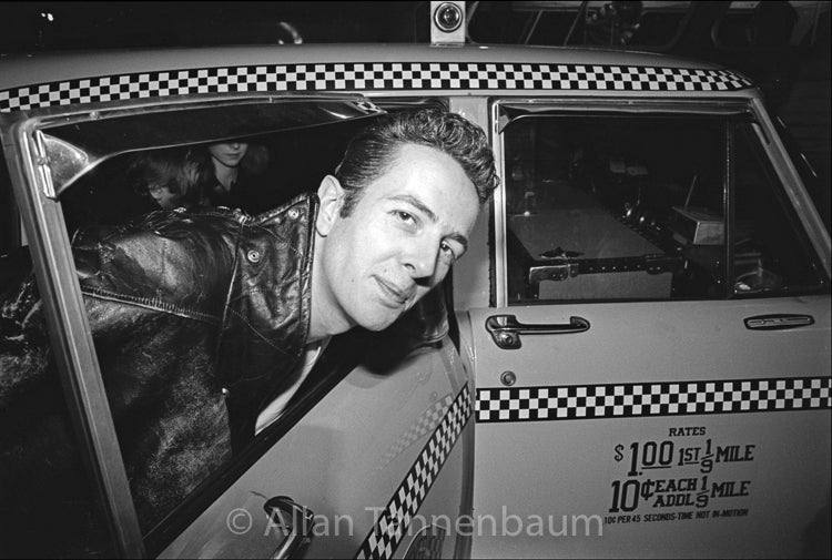 タクシーに乗るジョー・ストラマー - 1981年」【写真家 アラン・タネンバウムのサイン入り】