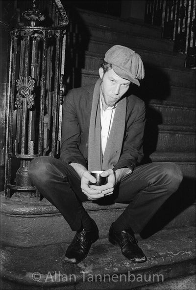 トム・ウェイツ - リノ・スウィーニー、グリニッチ・ビレッジ - 1975年」【写真家 アラン・タネンバウムのサイン入り】