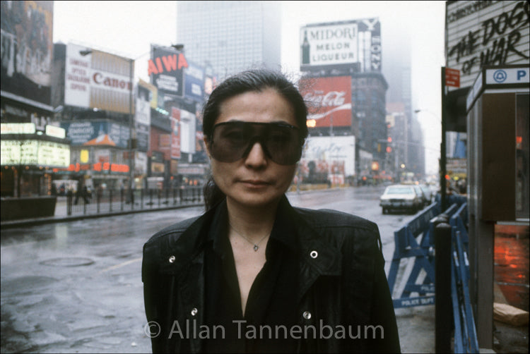 オノ・ヨーコ - タイムズ・スクエア、NYC - 1981年」【写真家 アラン・タネンバウムのサイン入り】