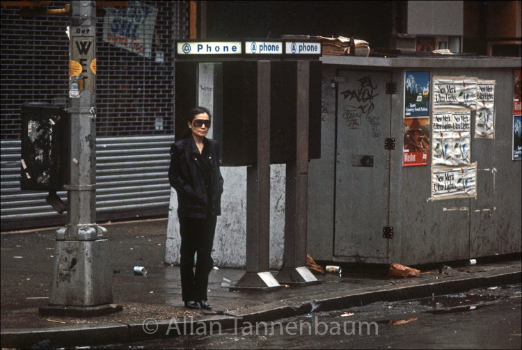 オノ・ヨーコ - タイムズ・スクエア、NYC - 1981年」【写真家 アラン・タネンバウムのサイン入り】