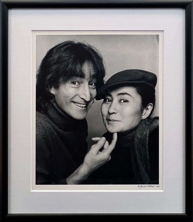写真額「ジョン・レノンとオノ・ヨーコ -笑顔、1980年11月2日」【オリジナル・プリント／ジャック・ミッチェルのサイン入り】