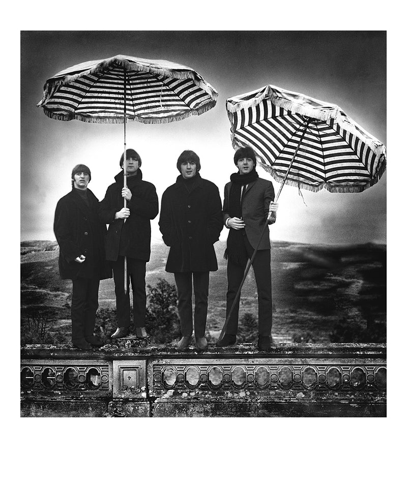 写真「ビートルズ - アンブレラ - スコットランド、パースシャー - 1964年」【オリジナル・プリント／ロバート・ウィテカー・フォトグラフィーのエンボス入り】