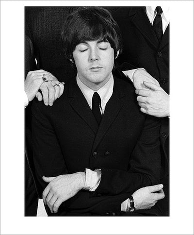 写真「ビートルズ - フォー・ハンズ（4つの手） - ロンドン、ファリンドン・スタジオ - 1964年」【オリジナル・プリント／ロバート・ウィテカー・フォトグラフィーのエンボス入り】