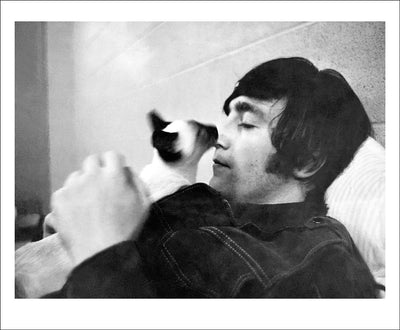 写真「ジョン・レノンと猫 - シェア・スタジアム、ニューヨーク - 1965年」【オリジナル・プリント／ロバート・ウィテカー・フォトグラフィーのエンボス入り】