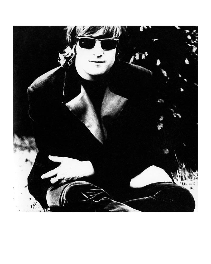 写真「ジョン・レノン - ロンドン、チズウィック・ハウス・アンド・ガーデンズ - 1966年」【オリジナル・プリント／ロバート・ウィテカー・フォトグラフィーのエンボス入り】