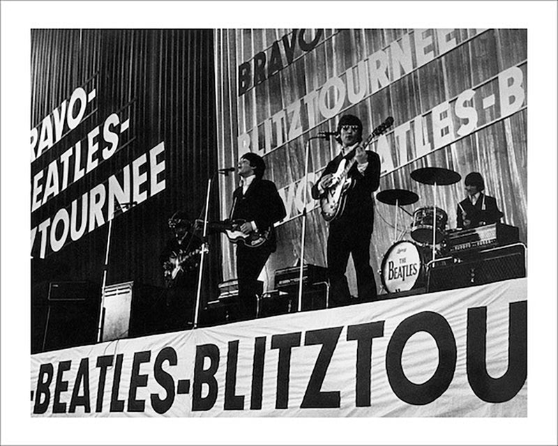 写真「ビートルズ - エルンスト・メルック・ハッレ、ハンブルク、ドイツ - 1966年」【オリジナル・プリント／ロバート・ウィテカー・フォトグラフィーのエンボス入り】
