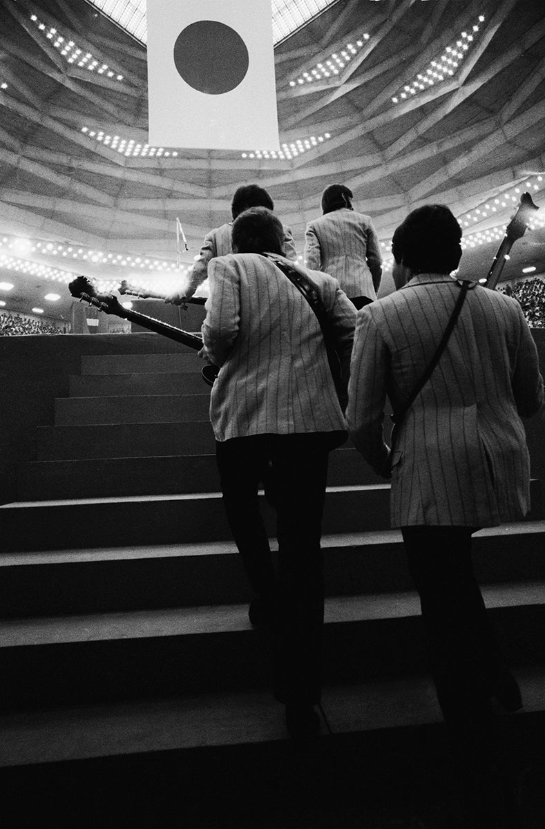写真「ビートルズ - 日本武道館 - 1966年」【オリジナル・プリント／ロバート・ウィテカー・フォトグラフィーのエンボス入り】