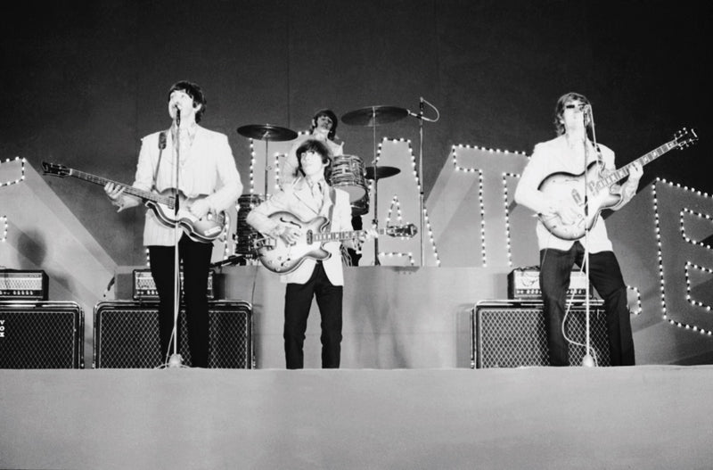 写真「ビートルズ - 日本武道館 - 1966年」【オリジナル・プリント／ロバート・ウィテカー・フォトグラフィーのエンボス入り】