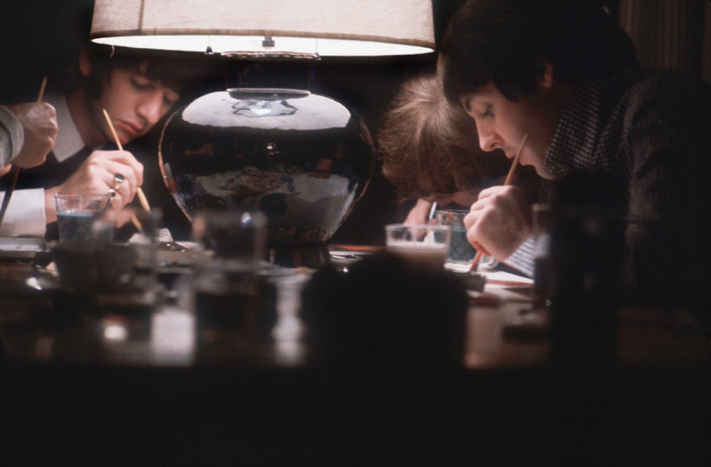 写真「ジョン・レノン、ポール・マッカートニー、リンゴ・スター - 東京ヒルトンホテル - 1966年」【オリジナル・プリント／ロバート・ウィテカー・フォトグラフィーのエンボス入り】