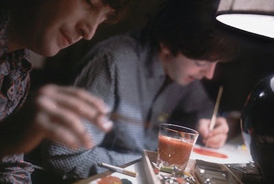 写真「ジョン・レノン、ポール・マッカートニー - 東京ヒルトンホテル - 1966年」【オリジナル・プリント／ロバート・ウィテカー・フォトグラフィーのエンボス入り】