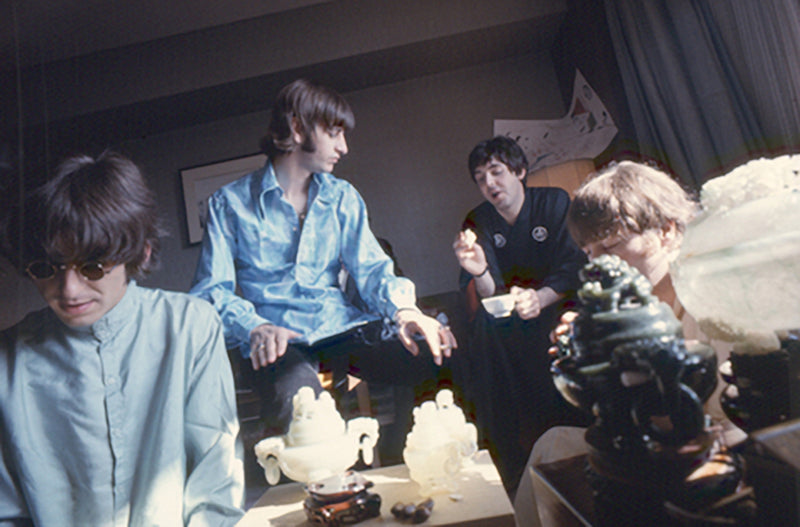 写真「ビートルズ - ア・コレクション・オブ・ビートルズ・オールディーズ - 東京ヒルトンホテル - 1966年」【オリジナル・プリント／ロバート・ウィテカー・フォトグラフィーのエンボス入り】