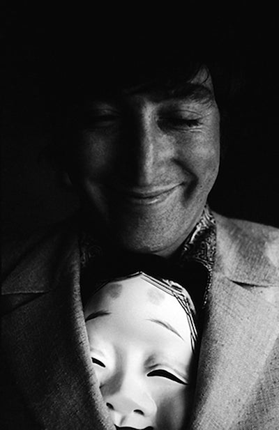 写真「ジョン・レノンとお面 - 東京ヒルトンホテル - 1966年」【オリジナル・プリント／ロバート・ウィテカー・フォトグラフィーのエンボス入り】
