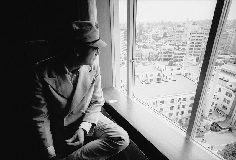 写真「ジョン・レノン - 東京ヒルトンホテル、日本 - 1966年」【オリジナル・プリント／ロバート・ウィテカー・フォトグラフィーのエンボス入り】